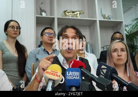 GYE PEDRO GRANJA Guayaquil, Mittwoch, 06. November 2024 durch eine Pressekonferenz kündigte der Präsidentschaftskandidat Pedro Granja an, dass er nicht auf seine Teilnahme an den nächsten Wahlen verzichten wird, aber nicht an Wahlkampagnen teilnehmen wird, verurteilte auch mehrere Angriffe, wie den Raub auf einen Bruder und den Angriff, den seine Eltern heute Morgen erlitten haben, zusätzlich zu dem Attentat auf einen persönlichen Freund Fotos Cesar Munoz API Guayaquil Guayas Ecuador POL xCÃ Ecuador POL 400577X45577XGYPED30577XGYA53B0A Stockfoto