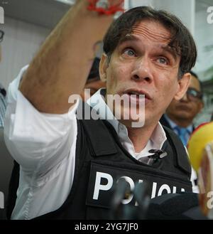 GYE PEDRO GRANJA Guayaquil, Mittwoch, 06. November 2024 durch eine Pressekonferenz kündigte der Präsidentschaftskandidat Pedro Granja an, dass er nicht auf seine Teilnahme an den nächsten Wahlen verzichten wird, aber nicht an Wahlkampagnen teilnehmen wird, verurteilte auch mehrere Angriffe, wie den Raub auf einen Bruder und den Angriff, den seine Eltern heute Morgen erlitten haben, zusätzlich zu dem Attentat auf einen persönlichen Freund Fotos Cesar Munoz API Guayaquil Guayas Ecuador POL GYA4A205A16A4BGYE xCÃ Stockfoto