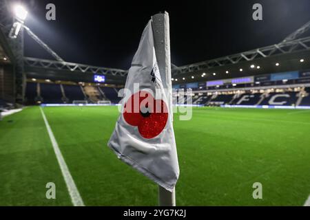 Preston, Großbritannien. November 2024. Die Eckfahne des Remembrance Day in Deepdale vor dem Sky Bet Championship Match Preston North End gegen Sunderland in Deepdale, Preston, Großbritannien, 6. November 2024 (Foto: Alfie Cosgrove/News Images) in Preston, Großbritannien am 11.06.2024. (Foto: Alfie Cosgrove/News Images/SIPA USA) Credit: SIPA USA/Alamy Live News Stockfoto