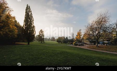 Ein nebeliger Golders Hill Park im Londoner Hampstead im Herbst. Stockfoto