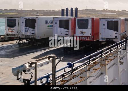 Kühlanhänger auf der RO-RO-Fähre M/V Stena Adventurer. Stockfoto