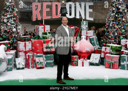 London, Großbritannien. November 2024. Hiram Garcia nimmt am Fotogespräch für „Red One“ im Potters Fields Park in London Teil. Quelle: SOPA Images Limited/Alamy Live News Stockfoto