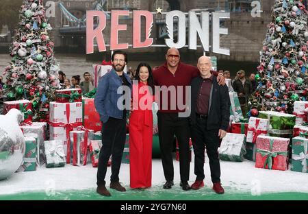 London, Großbritannien. November 2024. Chris Evans, Lucy Liu, Dwayne Johnson und J. K. Simmons nehmen an der Fotokonferenz für „Red One“ im Potters Fields Park in London Teil. Quelle: SOPA Images Limited/Alamy Live News Stockfoto