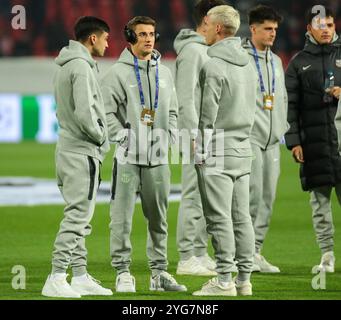 Belgrad, Serbien. November 2024. Die Spieler von Barcelona besichtigen das Feld vor dem Spiel der UEFA Champions League 2024/25 League Phase MD4 zwischen FK Crvena Zvezda und dem FC Barcelona am 06. November 2024 im Rajko Mitic Stadium. Quelle: Dimitrije Vasiljevic/Alamy Live News Stockfoto