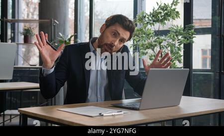 Nahaufnahme frustrierter Geschäftsmann aggressiv lautes Gespräch am Telefon im Büro wütender nervöser Mann CEO diskutiert geschäftliche Probleme auf Handygefühl Stockfoto