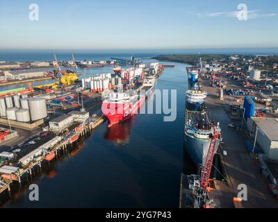 Schiffe der Ölindustrie im Hafen von Aberdeen, Schottland, Großbritannien Stockfoto