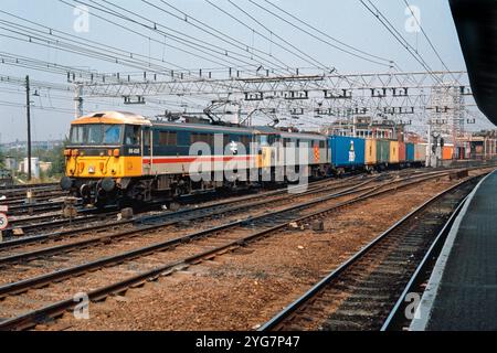 Ein Paar Elektrolokomotiven der Baureihe 86 der Nummern 86438 und 86602, die am 23. August 1990 in einem gut beladenen freightliner durch Stratford fuhren. Stockfoto