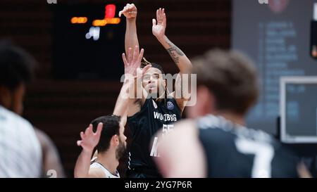 Würzburg, Deutschland. November 2024. Im Bild: Tyrese Williams (Würzburg Baskets, 55) - Dreier 06.11.2024, FIT-One Würzburg Baskets vs. Nanterre 92, Basketball Champions League, 4. Spieltag, Deutschland, Würzburg, tectake-Arena, Credit: dpa/Alamy Live News Stockfoto