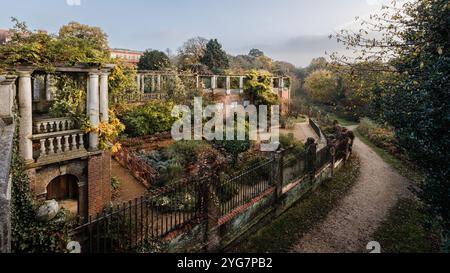 Hill Garden und Pergola im Londoner Hampstead im Herbst. Stockfoto