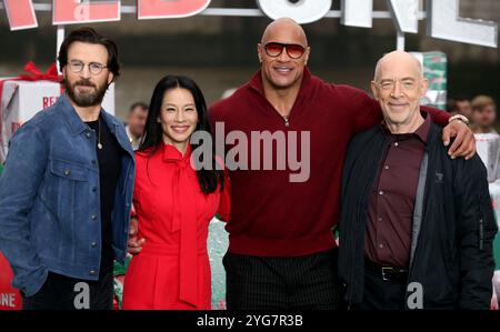 London, Großbritannien. November 2024. Chris Evans, Lucy Liu, Dwayne Johnson und J. K. Simmons nehmen an der Fotokonferenz für „Red One“ im Potters Fields Park in London Teil. (Foto: Fred Duval/SOPA Images/SIPA USA) Credit: SIPA USA/Alamy Live News Stockfoto