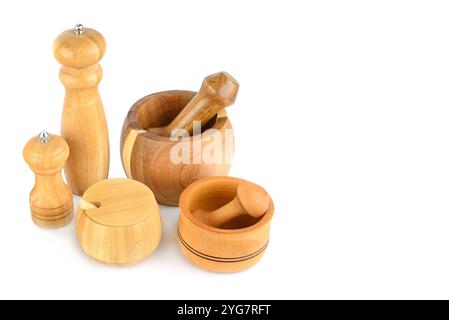 Set von hölzernen Küchenutensilien isoliert auf weißem Hintergrund. Freier Platz für Text. Stockfoto