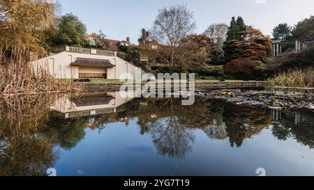 Reflexionen im Hill Garden und Pergola im Londoner Hampstead im Herbst. Stockfoto