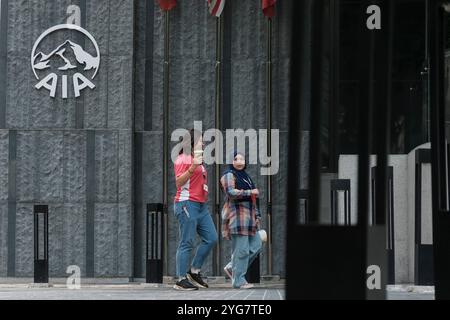 Kuala Lumpur, Malaysia. November 2024. Leute, die am AIA-Versicherungslogo vorbeikommen. (Foto: Faris Hadziq/SOPA Images/SIPA USA) Credit: SIPA USA/Alamy Live News Stockfoto