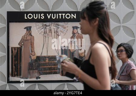 Kuala Lumpur, Malaysia. November 2024. Leute, die an der Louis Vuitton-Werbung vorbeikamen. (Foto: Faris Hadziq/SOPA Images/SIPA USA) Credit: SIPA USA/Alamy Live News Stockfoto