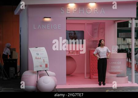 Kuala Lumpur, Malaysia. November 2024. Ein Promoter der Firma Sephora, der am Kosmetikstand von Sephora gesehen wurde. (Foto: Faris Hadziq/SOPA Images/SIPA USA) Credit: SIPA USA/Alamy Live News Stockfoto