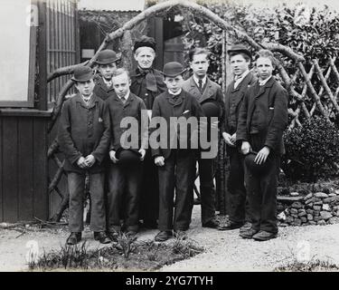 Junge britische Schüler mit einer Lehrerin. Stockfoto