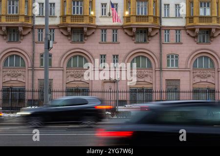 Moskau, Russland. November 2024. Autos, die an der US-Botschaft in Moskau vorbeifuhren. In Russland stieß Donald Trumps Sieg bei den US-Präsidentschaftswahlen auf eine Mischung aus Hoffnung und Vorsicht. (Foto: Vlad Karkov/SOPA Images/SIPA USA) Credit: SIPA USA/Alamy Live News Stockfoto