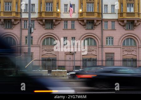 Moskau, Russland. November 2024. Autos, die an der US-Botschaft in Moskau vorbeifuhren. In Russland stieß Donald Trumps Sieg bei den US-Präsidentschaftswahlen auf eine Mischung aus Hoffnung und Vorsicht. (Foto: Vlad Karkov/SOPA Images/SIPA USA) Credit: SIPA USA/Alamy Live News Stockfoto