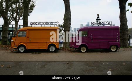 Blick auf zwei Oldtimer am Ufer, Greenwich, London, Vereinigtes Königreich, Europa. Stockfoto