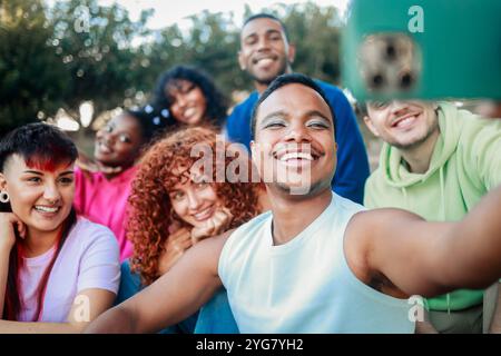 Verschiedene Gruppen von Menschen haben Spaß zusammen, Transgender-Person hat Spaß, sich selbst zu fotografieren. LGBTQ Friends Konzept Stockfoto