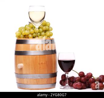 Die Weinzusammensetzung befindet sich auf weißem Hintergrund. Stockfoto