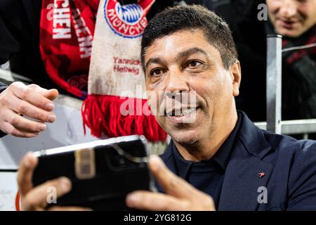 Giovane Elber macht Selfies mit den Fans GER, FC Bayern München gegen SL Benfica Lissabon, Fussball, Champions League, 4. Spieltag, Spielzeit 2024/2025, 06.11.2024 DFB/DFL-VORSCHRIFTEN VERBIETEN JEDE VERWENDUNG VON FOTOGRAFIEN ALS BILDSEQUENZEN UND/ODER QUASI-VIDEO Foto: Eibner-Pressefoto/Roger Buerke Stockfoto