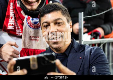 Giovane Elber macht Selfies mit den Fans GER, FC Bayern München gegen SL Benfica Lissabon, Fussball, Champions League, 4. Spieltag, Spielzeit 2024/2025, 06.11.2024 DFB/DFL-VORSCHRIFTEN VERBIETEN JEDE VERWENDUNG VON FOTOGRAFIEN ALS BILDSEQUENZEN UND/ODER QUASI-VIDEO Foto: Eibner-Pressefoto/Roger Buerke Stockfoto