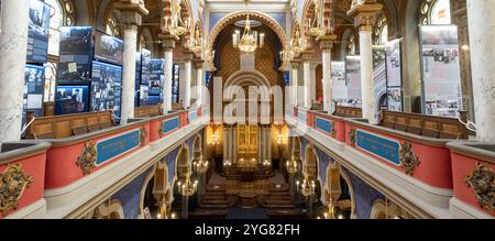 Das Innere der reich verzierten und farbenfrohen Jerusalem-Synagoge, auch bekannt als Jubiläumssynagoge in Prag, Tschechische Republik Stockfoto