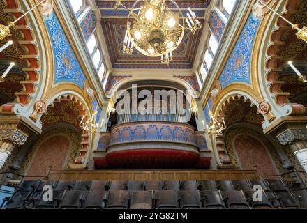 Das Innere der reich verzierten und farbenfrohen Jerusalem-Synagoge, auch bekannt als Jubiläumssynagoge in Prag, Tschechische Republik Stockfoto