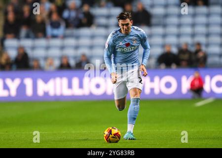 Coventry, Großbritannien. November 2024. Luis Binks von Coventry City bricht mit dem Ball während des Sky Bet Championship Matches Coventry City gegen Derby County in der Coventry Building Society Arena, Coventry, Großbritannien, 6. November 2024 (Foto: Gareth Evans/News Images) in Coventry, Großbritannien, am 6. November 2024. (Foto: Gareth Evans/News Images/SIPA USA) Credit: SIPA USA/Alamy Live News Stockfoto