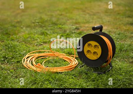 Verlängerungskabel auf grünem Gras im Freien Stockfoto