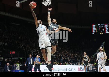 Christian Vital (Tortona) in Aktion von Rayjon Tucker (Virtus Bologna) während des LBA-Basketball-Meisterschaftsspiels der italienischen A1-Serie zwischen Segafredo Virtus Bologna und Bertram Derthona Tortona in der Unipol Arena, Casalecchio (Bologna), Italien, 06. November 2024 - Foto: Michele Nucci Stockfoto