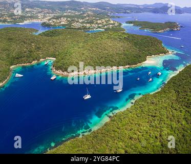 Epirus, Griechenland. Sivota - atemberaubendes Drohnenvideo über das türkisfarbene Meer, bekannt als Blaue Lagune, und einzigartige Strände Stockfoto