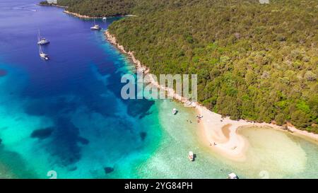 Epirus, Griechenland. Sivota - atemberaubendes Drohnenvideo über das türkisfarbene Meer, bekannt als Blaue Lagune, und den einzigartigen Strand Bella Vraka. Stockfoto