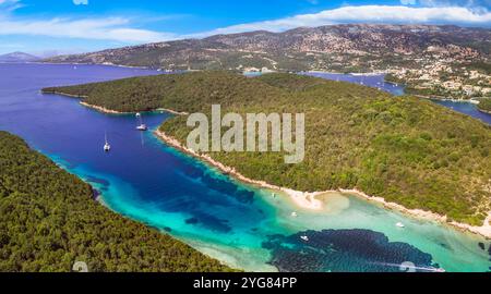 Epirus, Griechenland. Sivota - atemberaubendes Drohnenvideo über das türkisfarbene Meer, bekannt als Blaue Lagune, und den einzigartigen Strand Bella Vraka. Stockfoto