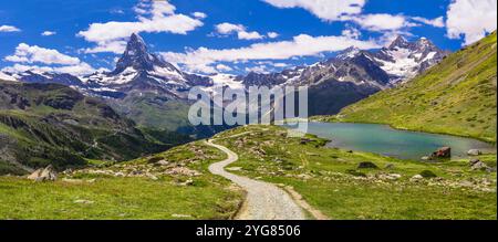 Berühmte Wanderwege in der Schweiz, Kanton Wallis - fünf schönste Bergseen in Zermatt. Panoramablick auf den Stellisee und das Matterhorn i Stockfoto