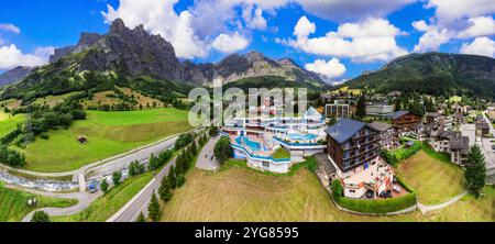 Die Schweiz und das beste Touristenziel im Kanton Wallis. Wunderschönes Leukerbad Dorf und Thermalbad, beliebt für Sommer- und Winteraktivitäten Stockfoto