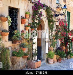 Mallorca (Mallorca) Insel - traditionelles Dorf Valldemossa (valdemossa) mit charmantem Blumenschmuck. Beliebte Touristenattraktion. Spanien, Bal Stockfoto