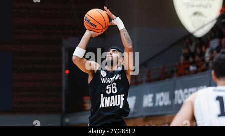 Würzburg, Deutschland. November 2024. Im Bild: Jhivvan Jackson (Würzburg Baskets, 56) - Dreier 06.11.2024, FIT-One Würzburg Baskets vs. Nanterre 92, Basketball Champions League, 4. Spieltag, Deutschland, Würzburg, tectake-Arena, Credit: dpa/Alamy Live News Stockfoto