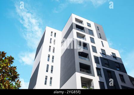 Neue moderne Apartmenthäuser in Vlore Albanien. Moderne Wohnhäuser. Einfamilienhäuser. Mietobjekte. Niemand, Straßenfoto. Immobilienentwicklung Stockfoto