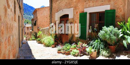 Mallorca (Mallorca) Insel - traditionelles Dorf Fornalutx mit charmantem Blumenschmuck. Beliebte Touristenattraktion. Spanien, Balearen Stockfoto