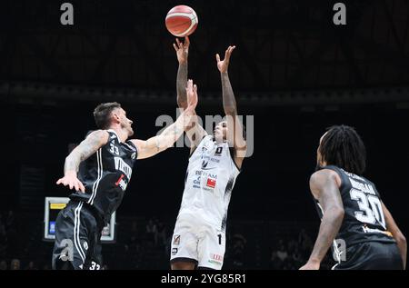 Christian Vital (Tortona) in Aktion von Achille Polonara (Virtus Bologna) während des LBA-Basketball-Meisterschaftsspiels der italienischen A1-Serie zwischen Segafredo Virtus Bologna und Bertram Derthona Tortona in der Unipol Arena, Casalecchio (Bologna), Italien, 06. November 2024 - Foto: Michele Nucci Stockfoto