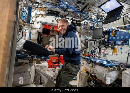 Internationale Raumstation, Erdumlaufbahn. November 2024. Roscosmos Kosmonaut und Expedition 72 Flugingenieur Aleksandr Gorbunov spielen eine elektronische Tastatur während einer Pause im Harmony-Modul an Bord der Internationalen Raumstation am 1. November 2024 in der Erdumlaufbahn. Quelle: Astronaut bereitgestellt/NASA Photo/Alamy Live News Stockfoto