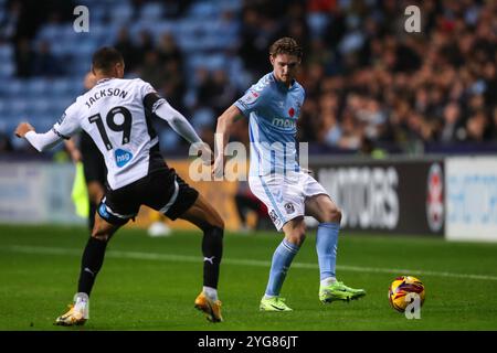 Coventry, Großbritannien. November 2024. Jack Rudoni von Coventry City übergibt den Ball während des Sky Bet Championship Matches Coventry City gegen Derby County in Coventry Building Society Arena, Coventry, Großbritannien, 6. November 2024 (Foto: Gareth Evans/News Images) in Coventry, Großbritannien, am 6. November 2024. (Foto: Gareth Evans/News Images/SIPA USA) Credit: SIPA USA/Alamy Live News Stockfoto