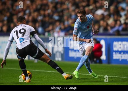 Coventry, Großbritannien. November 2024. Jack Rudoni von Coventry City übergibt den Ball während des Sky Bet Championship Matches Coventry City gegen Derby County in Coventry Building Society Arena, Coventry, Großbritannien, 6. November 2024 (Foto: Gareth Evans/News Images) in Coventry, Großbritannien, am 6. November 2024. (Foto: Gareth Evans/News Images/SIPA USA) Credit: SIPA USA/Alamy Live News Stockfoto