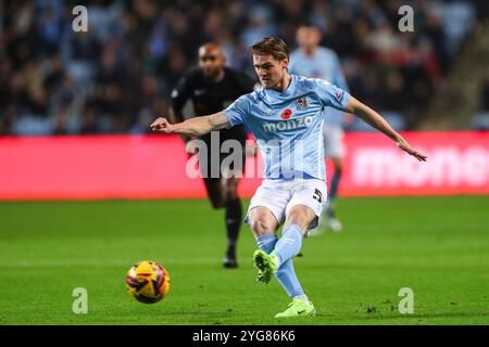 Coventry, Großbritannien. November 2024. Jack Rudoni von Coventry City übergibt den Ball während des Sky Bet Championship Matches Coventry City gegen Derby County in Coventry Building Society Arena, Coventry, Großbritannien, 6. November 2024 (Foto: Gareth Evans/News Images) in Coventry, Großbritannien, am 6. November 2024. (Foto: Gareth Evans/News Images/SIPA USA) Credit: SIPA USA/Alamy Live News Stockfoto