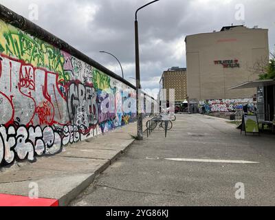 Die East Side Gallery, eine Freilichtgalerie auf dem längsten erhaltenen Abschnitt der Berliner Mauer. Berlin, Deutschland. Oktober 2023. Stockfoto