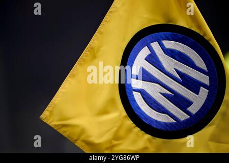 Mailand, Italien. November 2024. Der FC Internazionale Wappen ist beim Fußballspiel der UEFA Champions League 2024/2025 zwischen dem FC Internazionale und dem Arsenal FC im San Siro Stadion in Mailand (Italien) am 6. November 2024 zu sehen. Quelle: Insidefoto di andrea staccioli/Alamy Live News Stockfoto