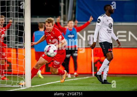 Skien, Norwegen, 3. November 2024. Branns Aune Heggebø feiert sein zweites Tor im Eliteserien-Spiel zwischen Odd und Brann in Skagerak A Stockfoto