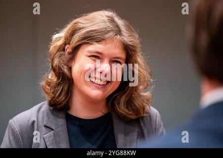 8. OKTOBER 2024 Niederländisch Tweede Kamer Plenardebatte DEN HAAG, NIEDERLANDE - 8. OKTOBER: Marieke Koekkoek Volt während der Plenardebatte im Tweede Kamer am 8. Oktober 2024 in den Haag Tweede Kamer Niederlande Inhalte können nicht direkt oder indirekt über Dritte weiterverbreitet werden. Copyright: XJohnxBeckmannx Stockfoto